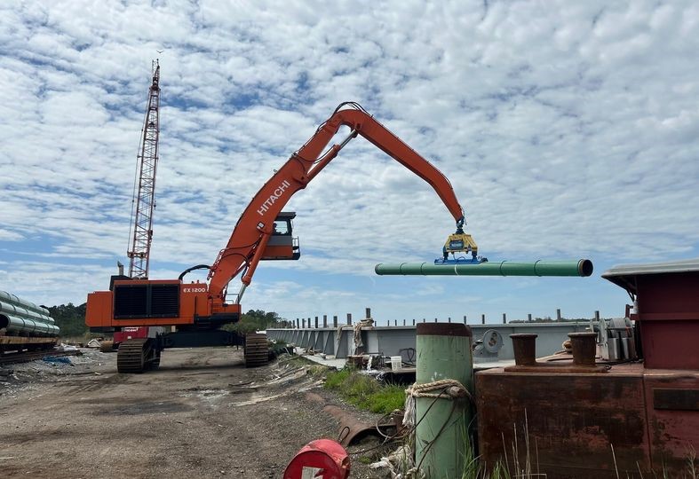 Hitachi EX 1200

Special made Hitachi ex 1200 to unload barges