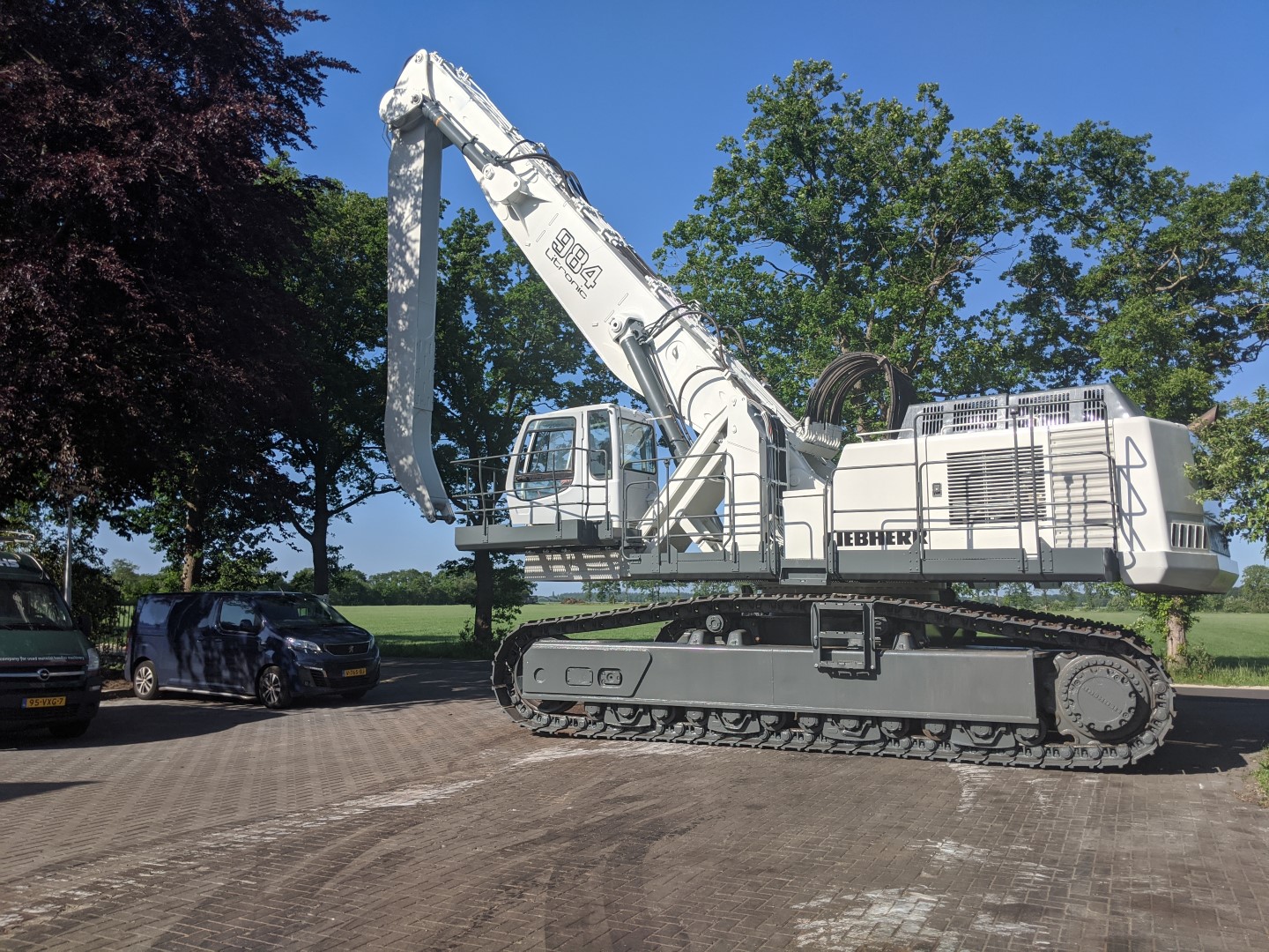 Liebherr R984C HD converted to Material Handler
Lifttest performed: 19 ton at 17 meter