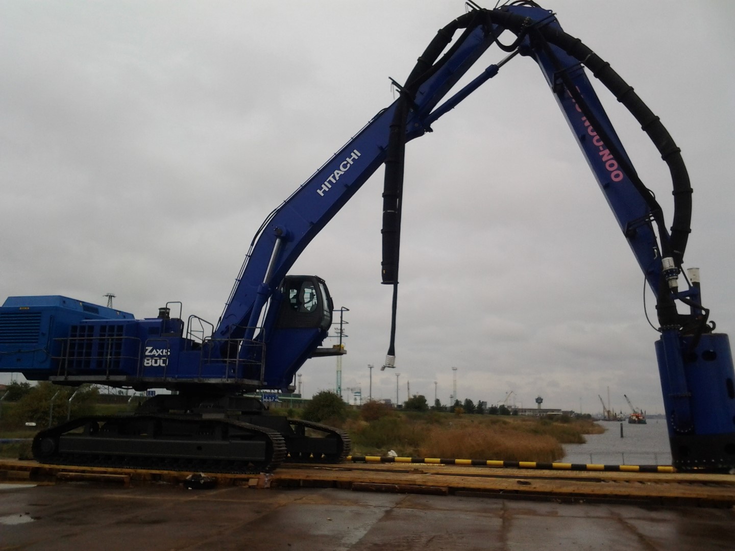 Mantsinen 100RHC - Hitachi ZX800 - Long Reach
•	Converted into Long Reach
•	Lowered to EW undercarriage
•	Ex material handler
•	Fitted with Damen Dredging pump