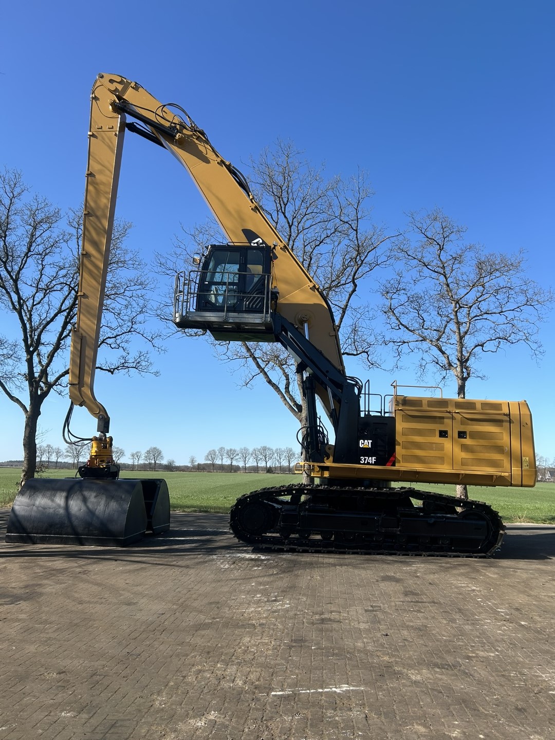 CAT 374F MH
Hours 7112
Year 2015