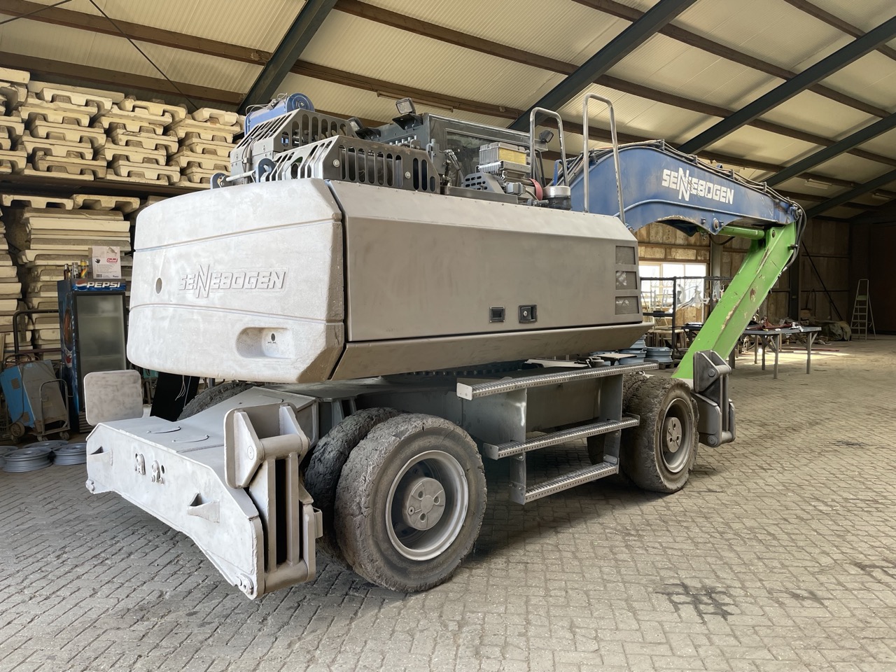 Sennebogen 821 Gestraald voor spuiten-At Jan Kemp BV groot