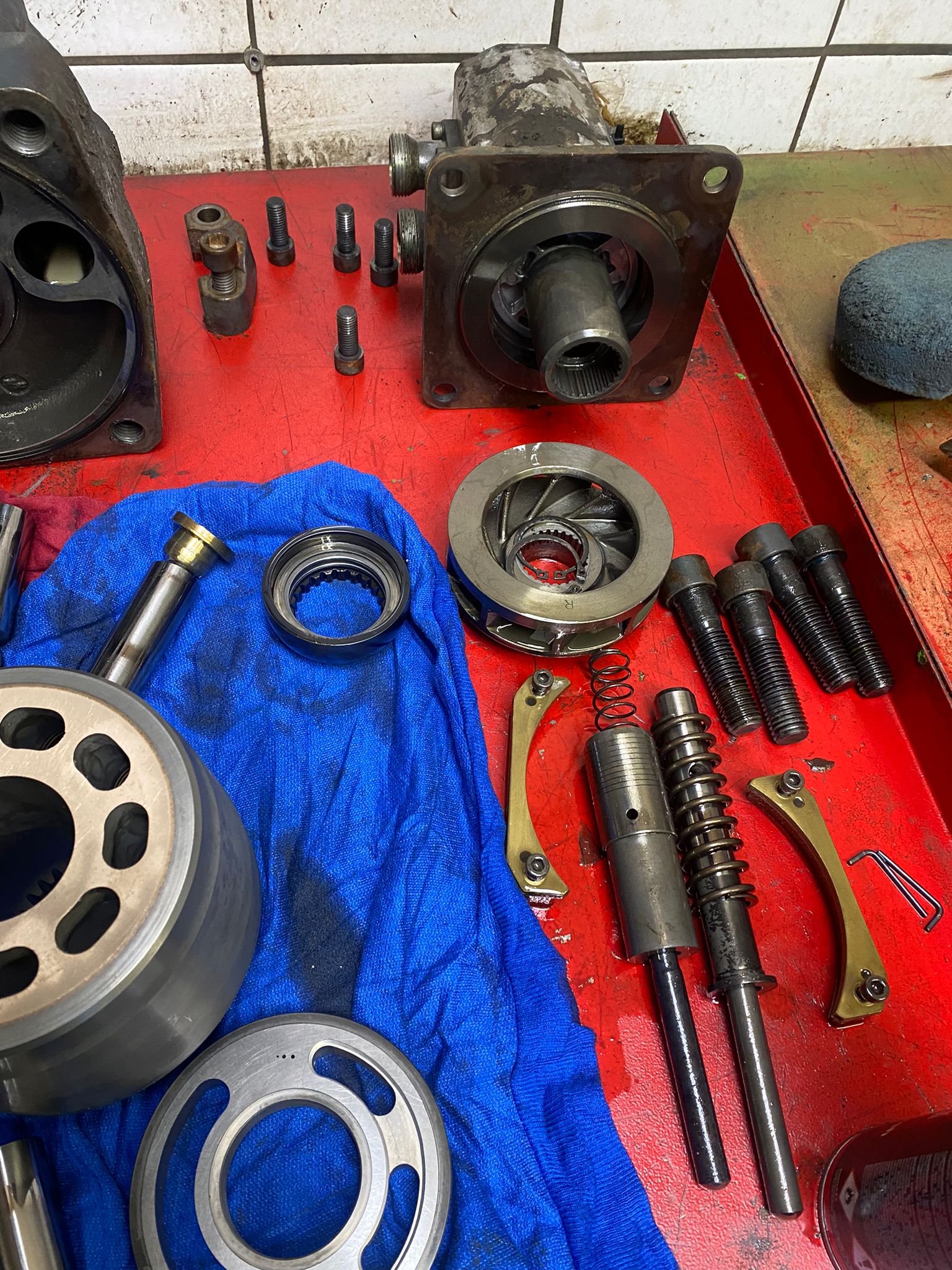 Sennebogen 821 pomp revisie- At Jan Kemp BV-